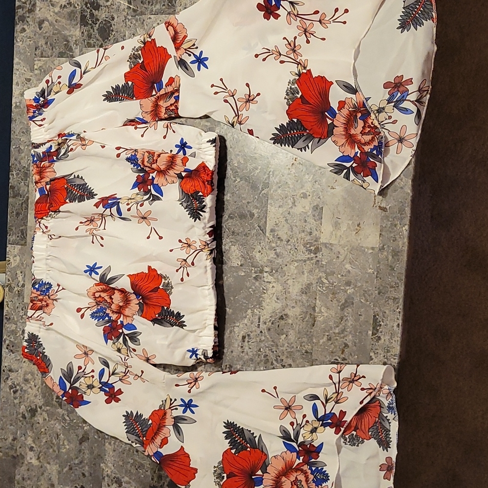 Flared sleeve floral crop top